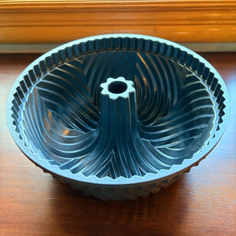 Nordic Ware Black Cast Iron Bavaria 10 Cups Swirl Bundt Pan